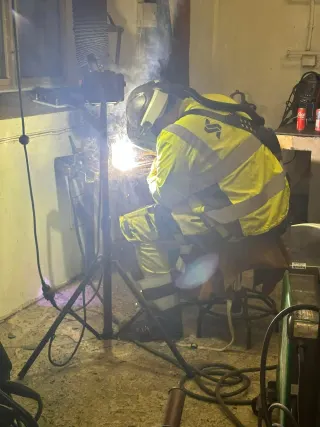 Praktisk sveising ved en arbeidsbenk med punktavsug