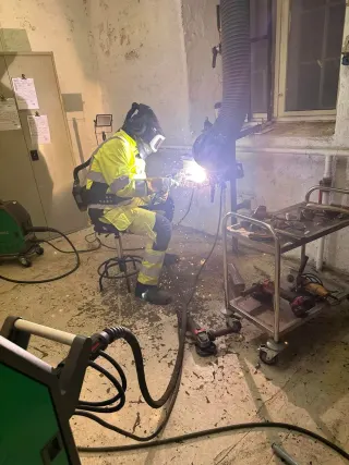 Sveising ved arbeidsbenken med utstyr og prøveemner