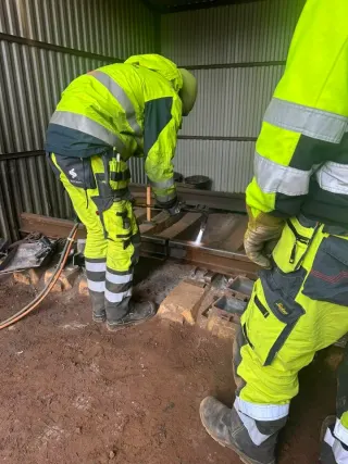 Praktisk arbeid ved skinnen med verktøy og gasslange