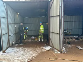 Kursdeltakere følger arbeidet ved en skinne i treningsbåsen