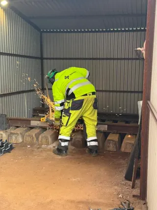 Gnistregn fra arbeid med skinnen i sveisebåsen