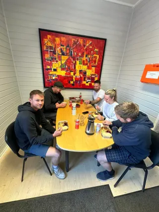 Kursgruppe samlet til pause rundt bordet