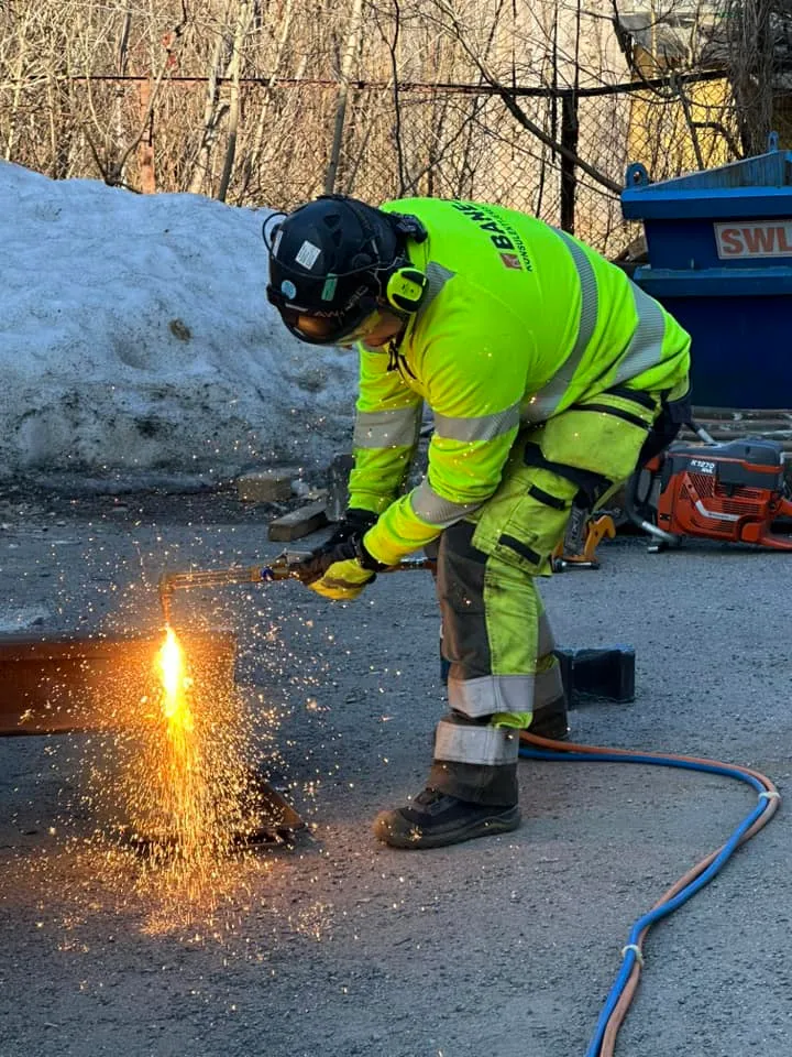 Praktisk gassskjæring av en skinne med verneutstyr